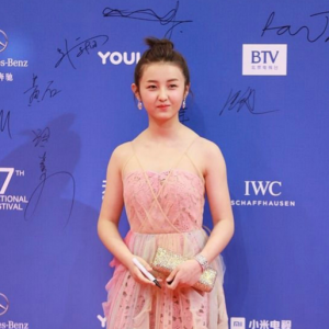 張子楓近照,網(wǎng)友：肩膀上怎么有兩個“小山包”