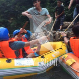 旅游景點(diǎn)打人事件頻發(fā)：漂流途中員工讓游客拍照 游客未理被辱罵扇耳光
