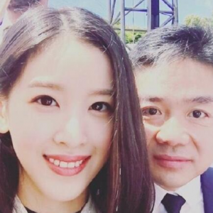 章澤天亮相巴黎時裝周，粉絲：她稍微一打扮就很驚艷