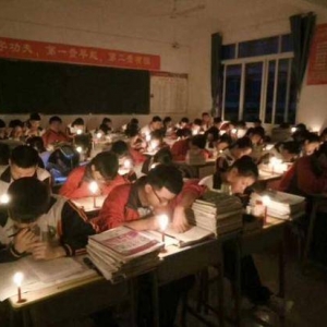 高三學生秉燭夜學:今天點蠟燭將來也許能多考一兩分 　　