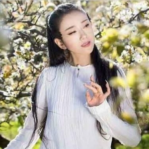 60歲楊麗萍帶來絢麗舞蹈，謝幕時(shí)的一幕讓人心疼，但她卻保持微笑