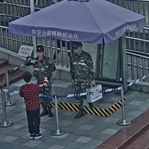 上海火車站執勤武警與少年相互敬禮致意的背后，有一個溫暖的故事…… ...