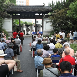 歷史的豐碑——《“華東人民革命大學賦”紀念碑揭幕儀式》在復旦大學舉行，為黨的生日和祖國生日獻了一份厚禮，中國郵政發行郵資明信片祝賀