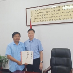 安源區(qū)委副書記、區(qū)長康峰在區(qū)長辦公室親切接見了萍鄉(xiāng)市辭賦學(xué)會巫志剛會長