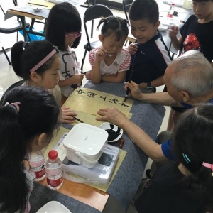 松江區新橋鎮僑之家開展暑期未成年人書畫活動