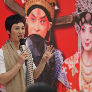 看史依弘“站在盤(pán)子上跳舞” 京劇《大唐貴妃》新妝“返駕”