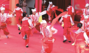 《安塞風(fēng)·腰鼓情·黃土戀》專場(chǎng)獻(xiàn)演于上海大世界、中山公園 　　