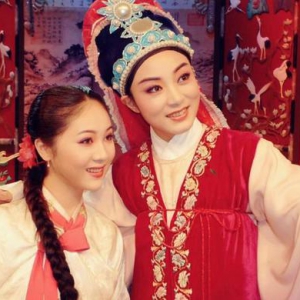 她們從朝鮮戰(zhàn)場(chǎng)得來(lái)的戲，65年前首演89場(chǎng)，而今在新一代發(fā)揚(yáng)光大?