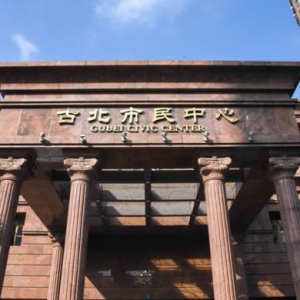 看到老人們在吃飯，總書記風(fēng)趣地說，“你們吃飯，我就不跟你們握手了”