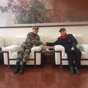 錚沈實業莊強隨團參觀慰問南京路上好八連事跡展覽館