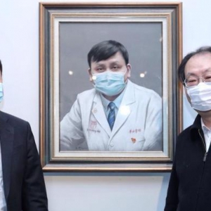 吳正恭：選擇畫張文宏，是因為他有著阿拉“上海醫生”的特點?——實在、懂經、拎得清