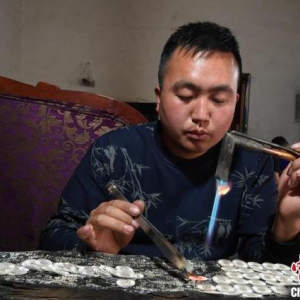 大涼山深處的彝族“銀飾村”：傳統非遺孕致富機遇