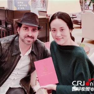 以色列歌手吉拉德與中國歌手哈輝聯袂演唱歌曲，致敬全世界醫務工作者