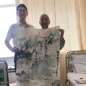閔行區(qū)衛(wèi)計委宋琪趕到醫(yī)院探望老友劉松林會長