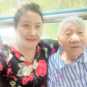 春界文化袁莉趕往醫(yī)院探望師父劉松林會長