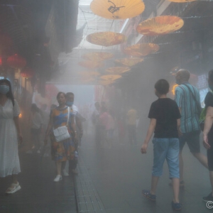端午小長假首日，上海豫園“滿座”，開啟噴霧消暑……