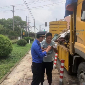 卡車賣了沒地放？小路堆物也不行！ ——松江區城管經開區中隊及時清除占道堆物