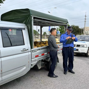 小貨車占道賣榴蓮，兩當事人分別被松江區九亭城管中隊罰款300元
